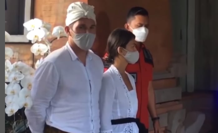 Influencer rusa con su esposo siendo expulsados de Bali