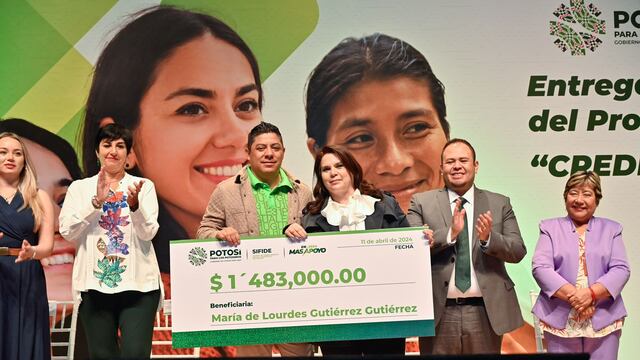 Ricardo Gallardo entrega créditos a mujeres de San Luis Potosí