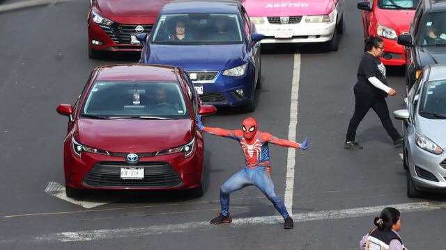 Hombre araña combate el fuerte tráfico en la CDMX con singulares acrobacias
