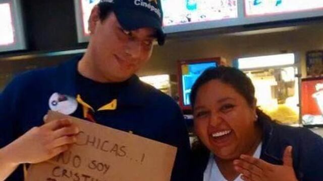 Vendedor de palomitas de Cinépolis es acosado por su parecido a Christian Grey, hace letrero para alejar a las fans