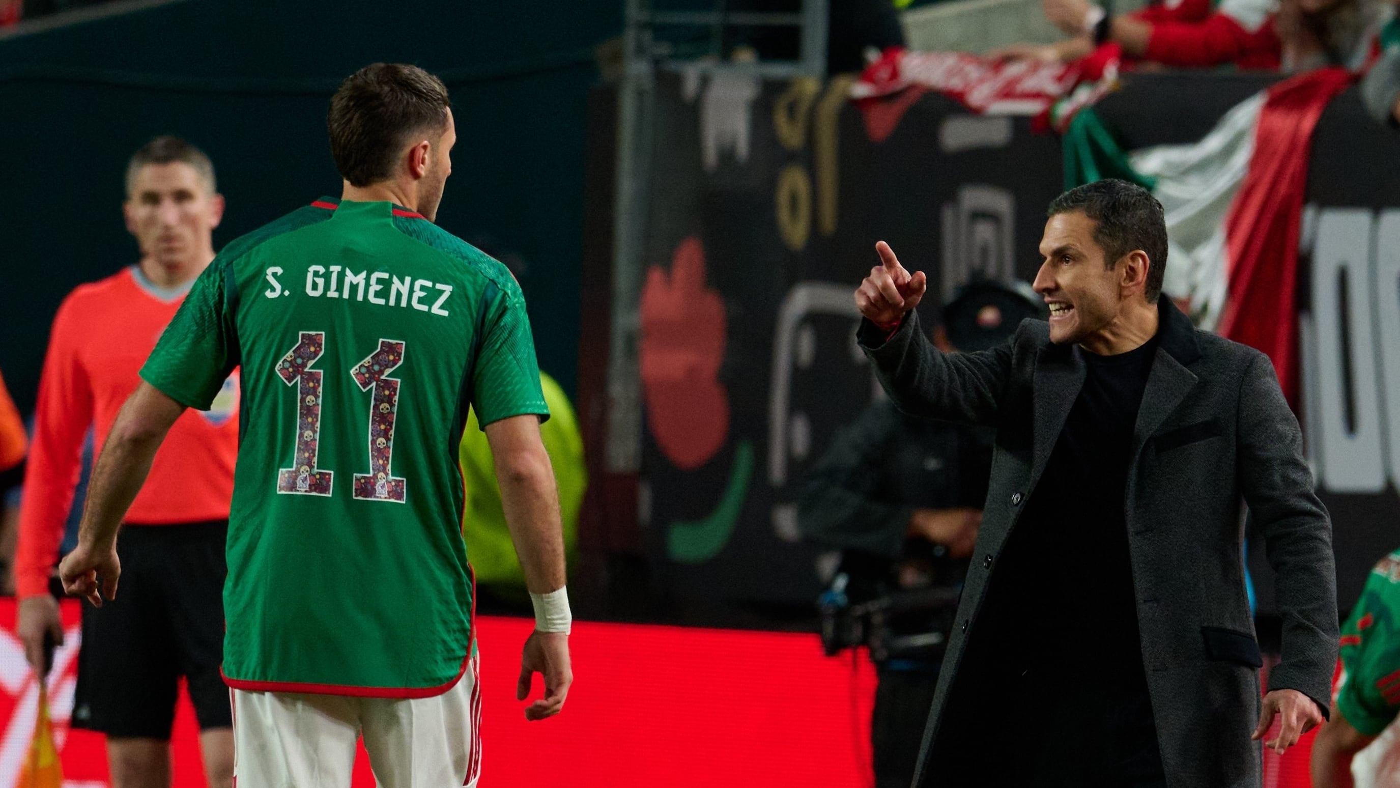 Santiago Giménez y Jaime Lozano, en un duelo con la Selección Mexicana.