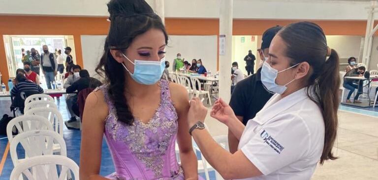 Quinceañera se aplica vacuna contra Covid-19 minutos antes de su fiesta