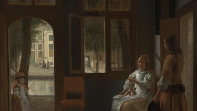 Un hombre entregando una carta a una mujer en un recibidor