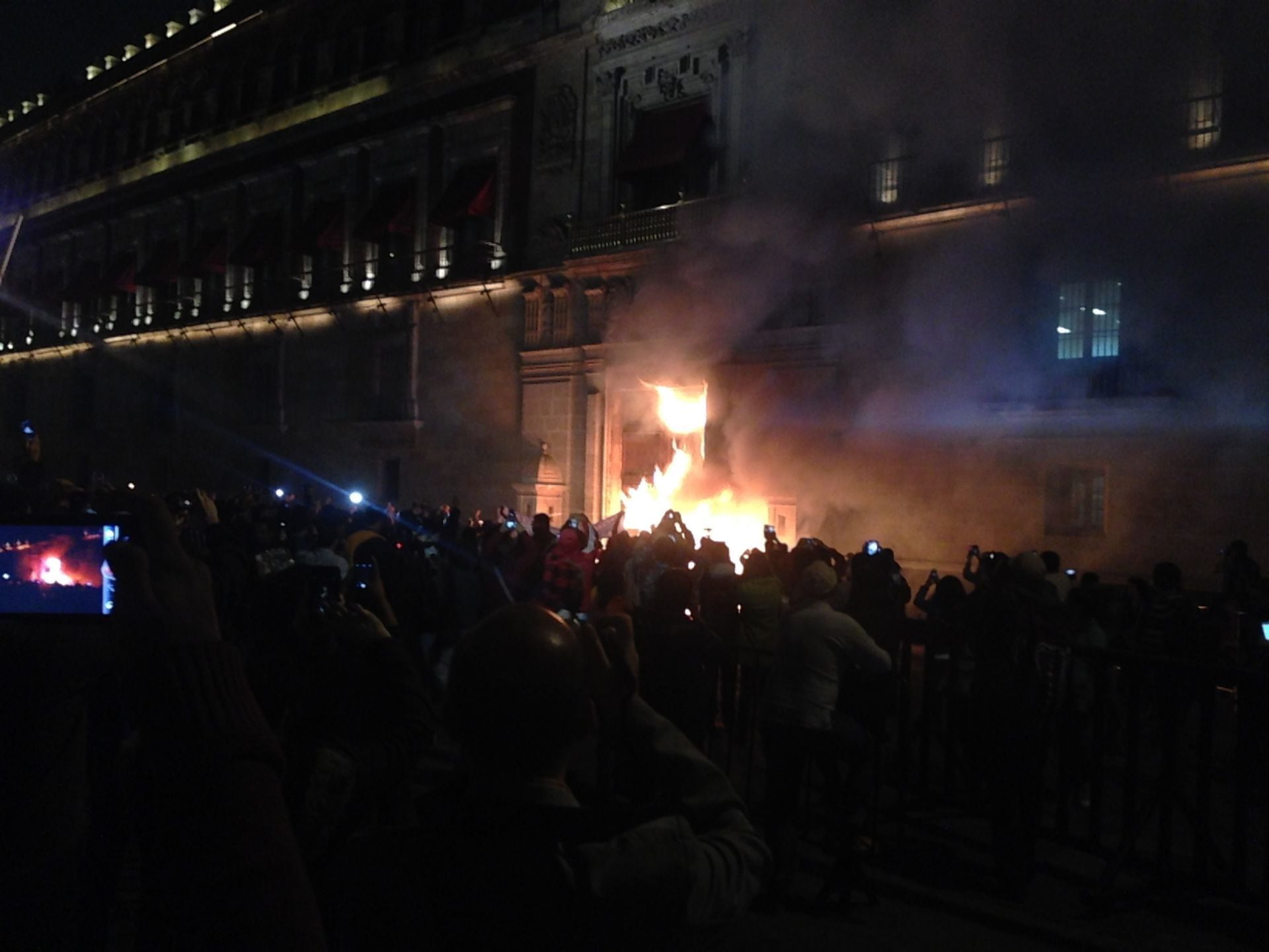 Puerta Mariana de Palacio Nacional incendiada en 2014 en manifestación por Ayotzinapa