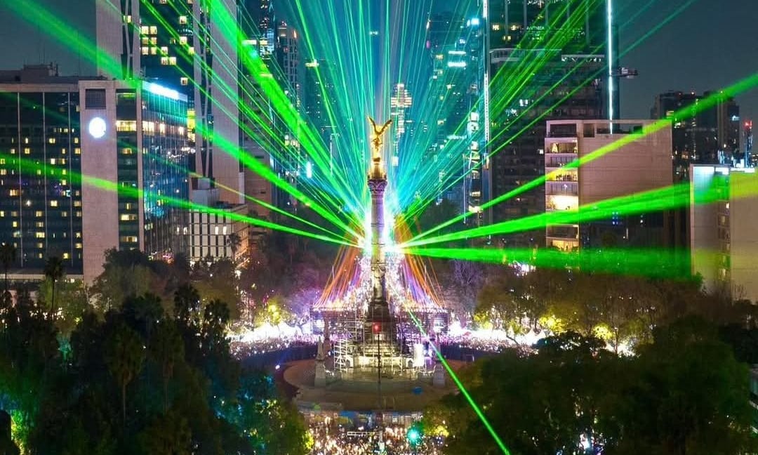 Polymarchs durante su presentación de fin de año en Paseo de Reforma