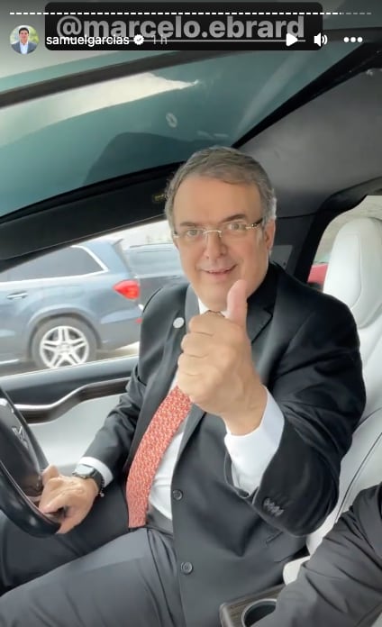 Samuel García le presta a Marcelo Ebrard el Tesla de Mariana Rodríguez para paseo mañanero
