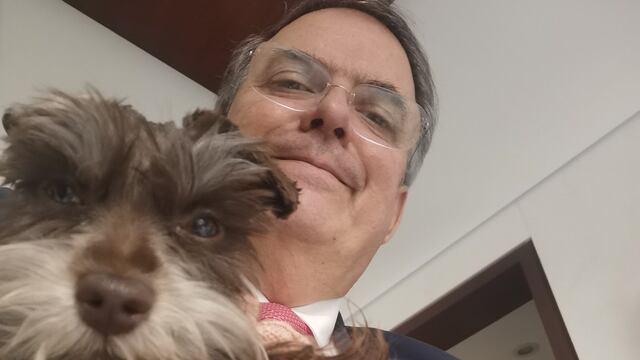 Marcelo Ebrard con su perro