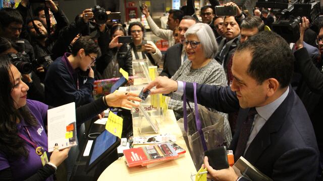 Arturo Herrera de la SHCP y Graciela Márquez de Economía comprando libros