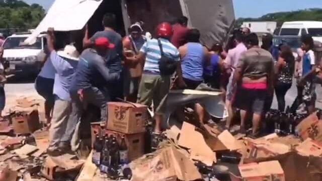 Pobladores y conductores roban cerveza durante accidente de tráiler en Campeche