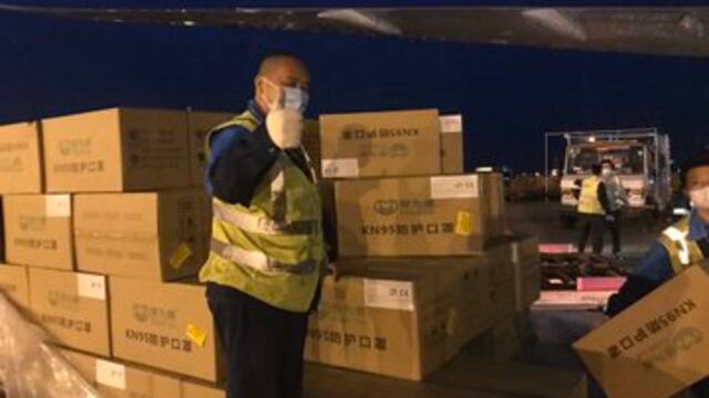 Trabajadores ayudan en el cargamento del avión.