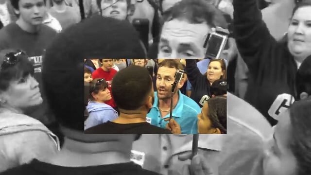 “Teníamos que mostrarle que nosotros no respaldamos el racismo. Él está jugando a la xenofobia y al odio contra la gente de minorías” señalaron manifestantes en contra de Donald Trump. 