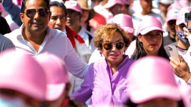 Elba Esther Gordillo en marcha por el INE