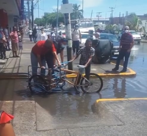 Aprovecha inundación para cobrar a peatones por cruzar la calle