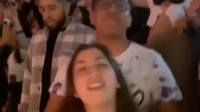 Chico solitario en concierto de Bad Bunny