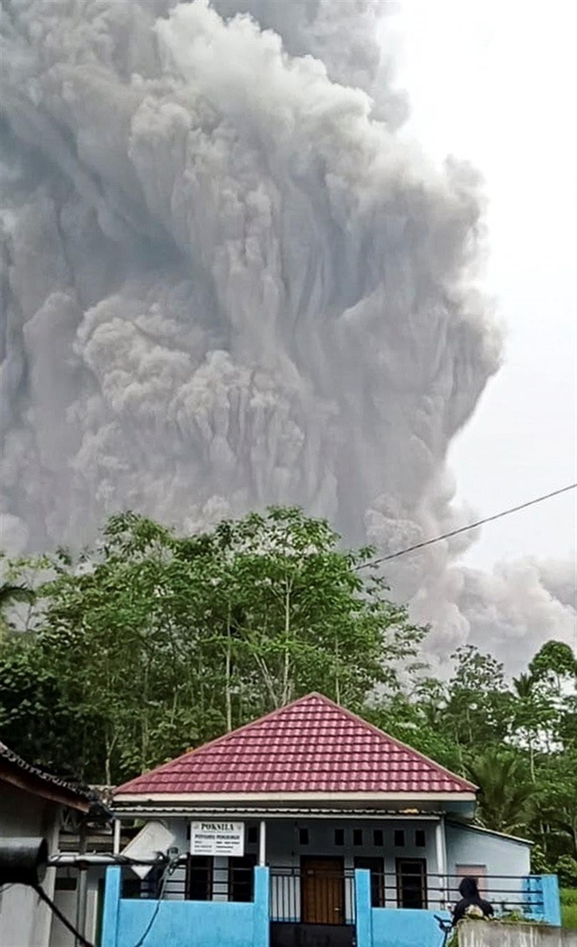 Erupción de volcán en Indonesia