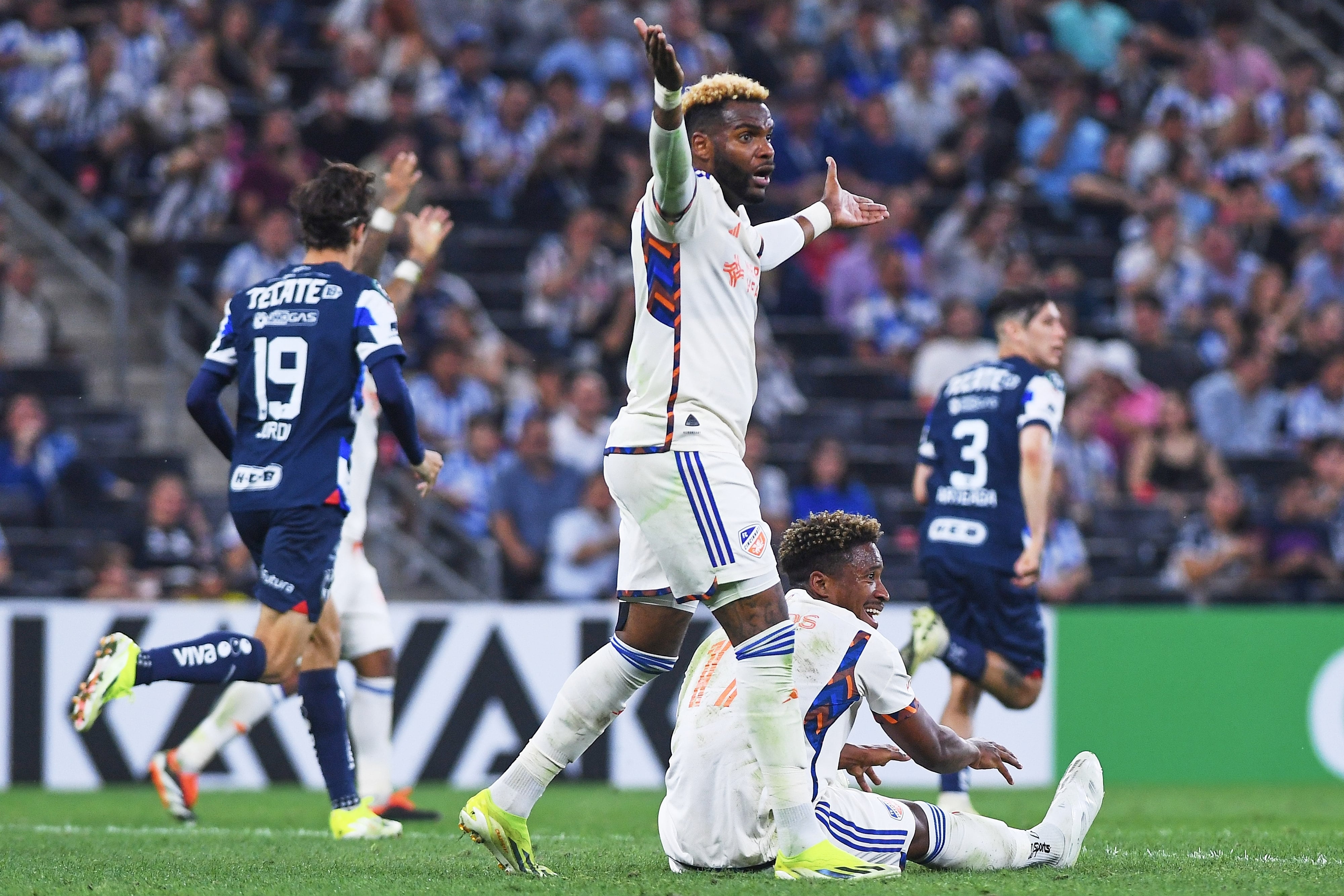 Aaron Boupendza vs Monterrey