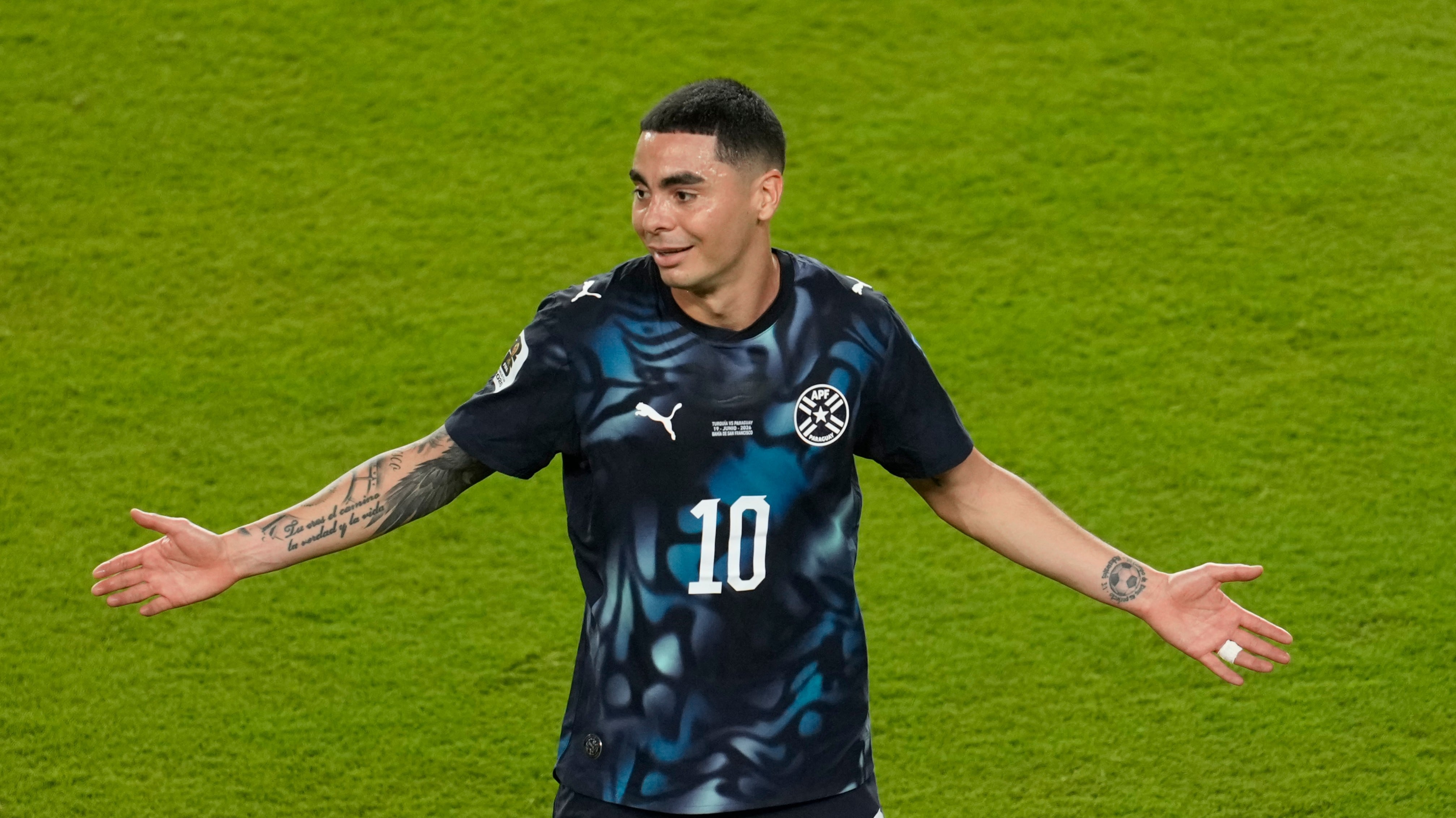 Aplican la “Ley Prestianni” a Miguel Almirón y termina expulsado ante Turquía