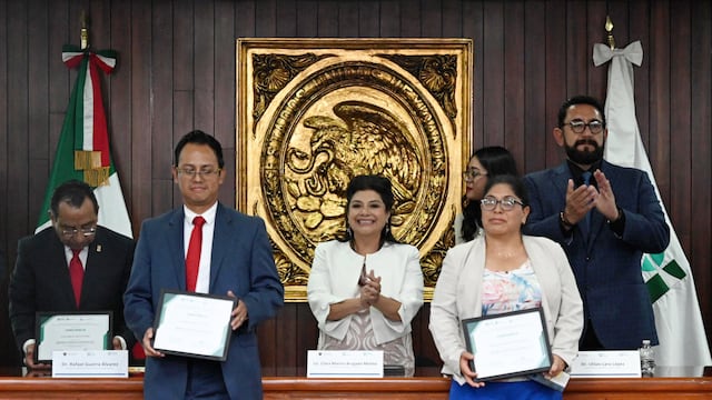 Clara Brugada entrega constancias a agentes del MP