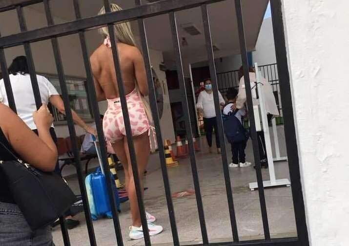 Critican a mamá por vestir ajustados atuendos