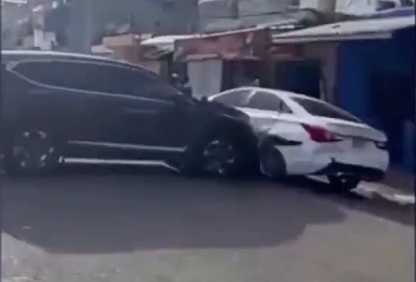 Choque entre la camioneta y el carro