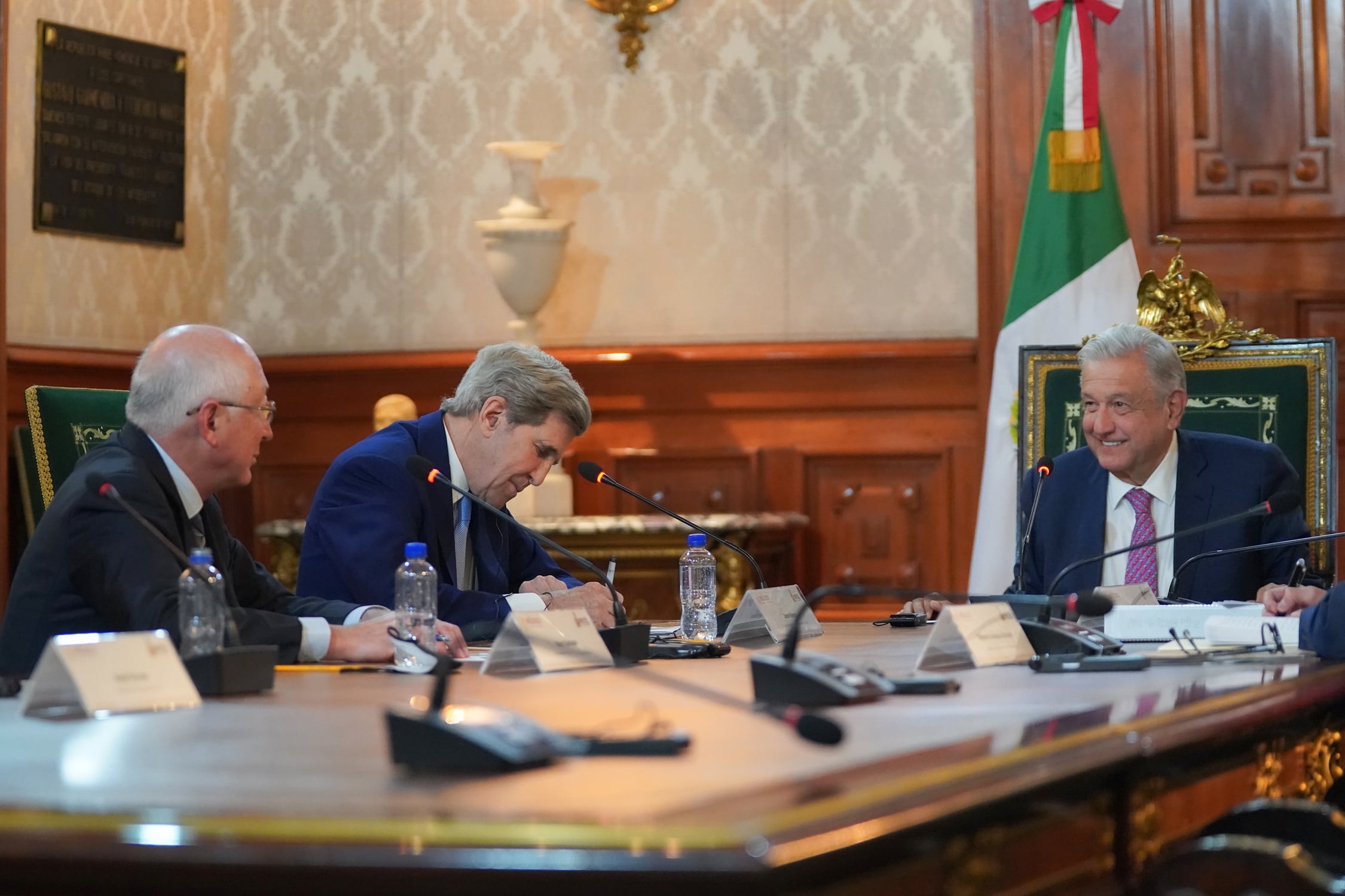 AMLO en reunión con John Kerry