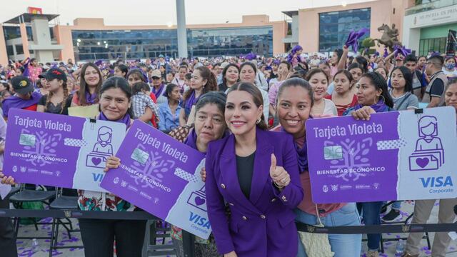 Evelyn Salgado entrega Tarjetas Violeta a mujeres de Chilpancingo
