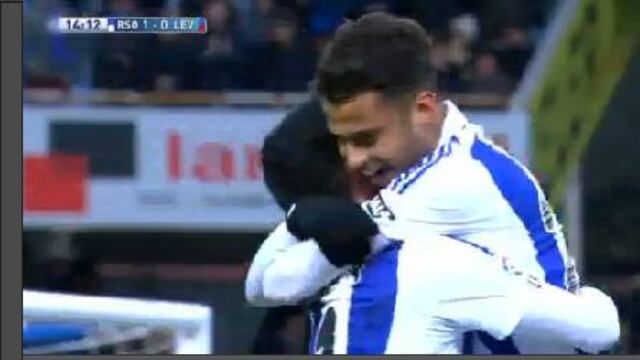 Carlos Vela y Diego Reyes celebrando gol del defensor