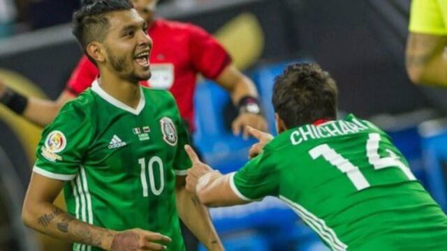 ‘Tecatito’ celebra gol junto a Hernández.
