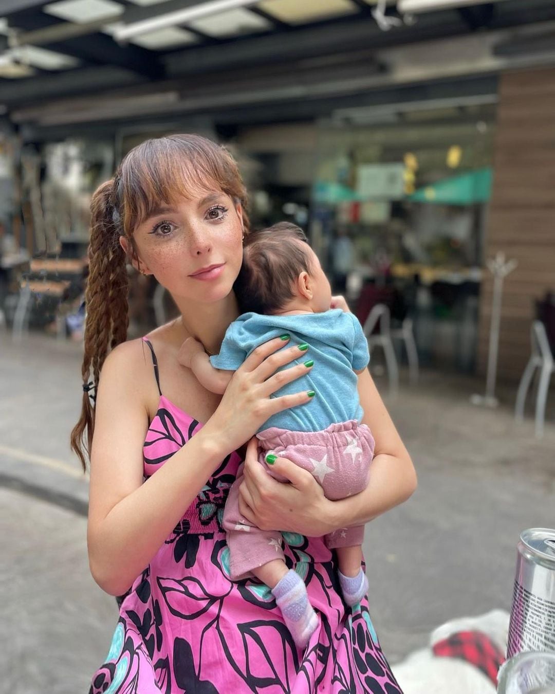 Natalia Téllez cargando a su hija