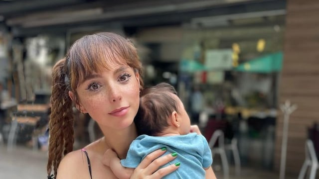 Natalia Téllez cargando a su hija