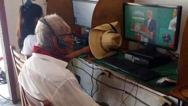 Abuelito ve mañanera de AMLO en ciber café.