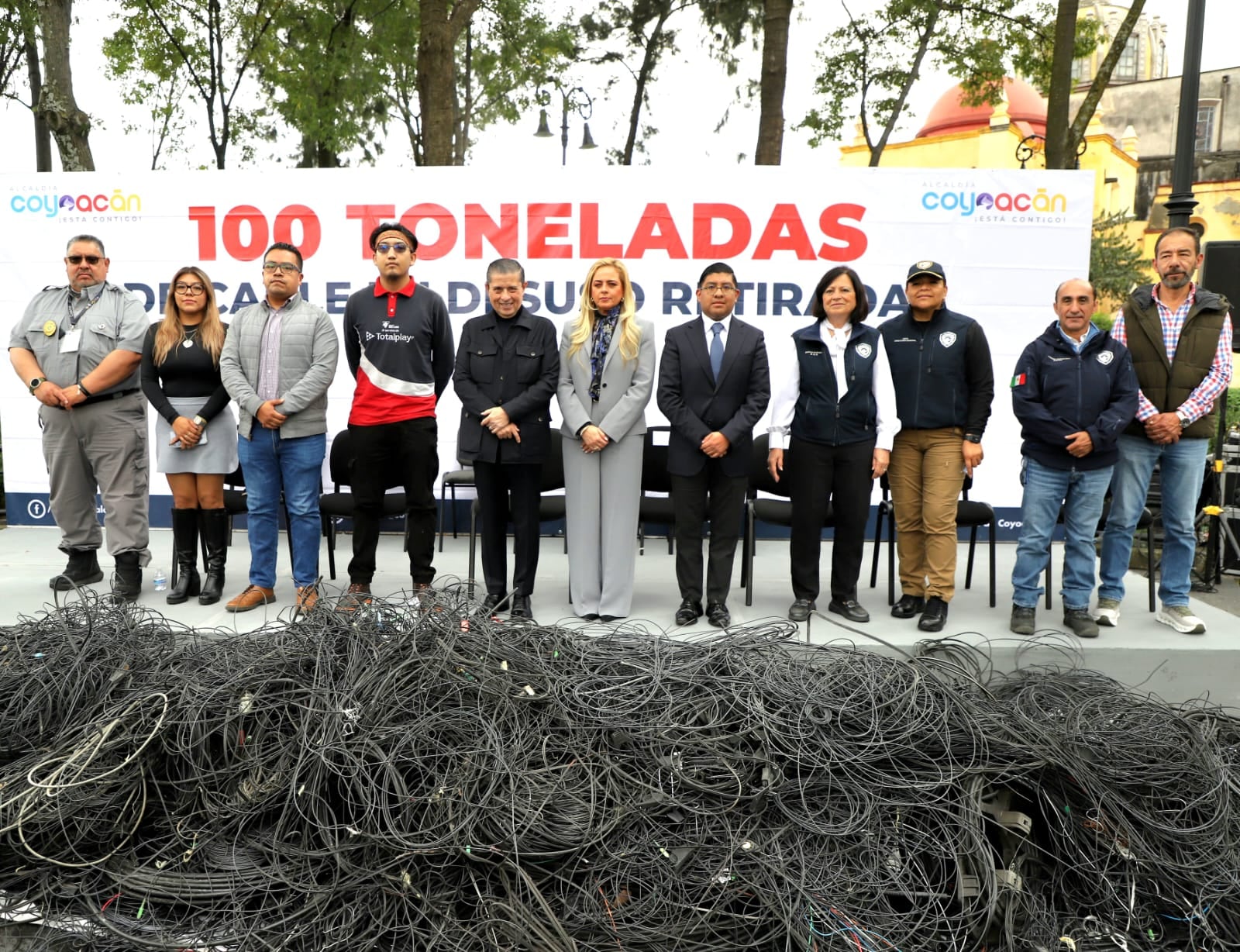Coyoacán retira 100 toneladas de cableado en desuso