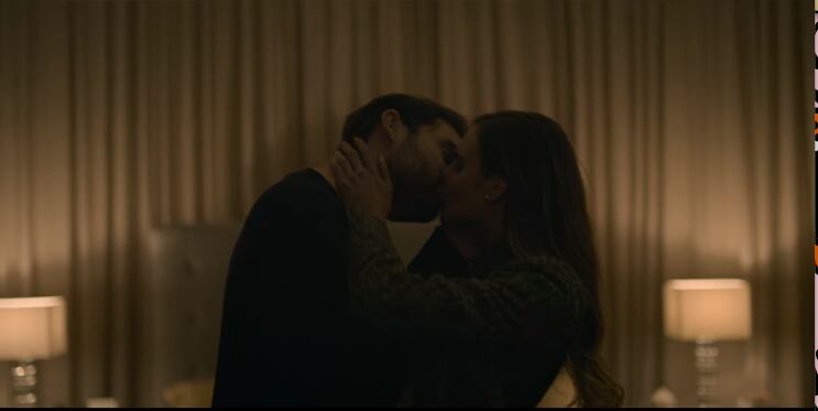 Mauricio Ambrosi y Michelle Salas besándose.