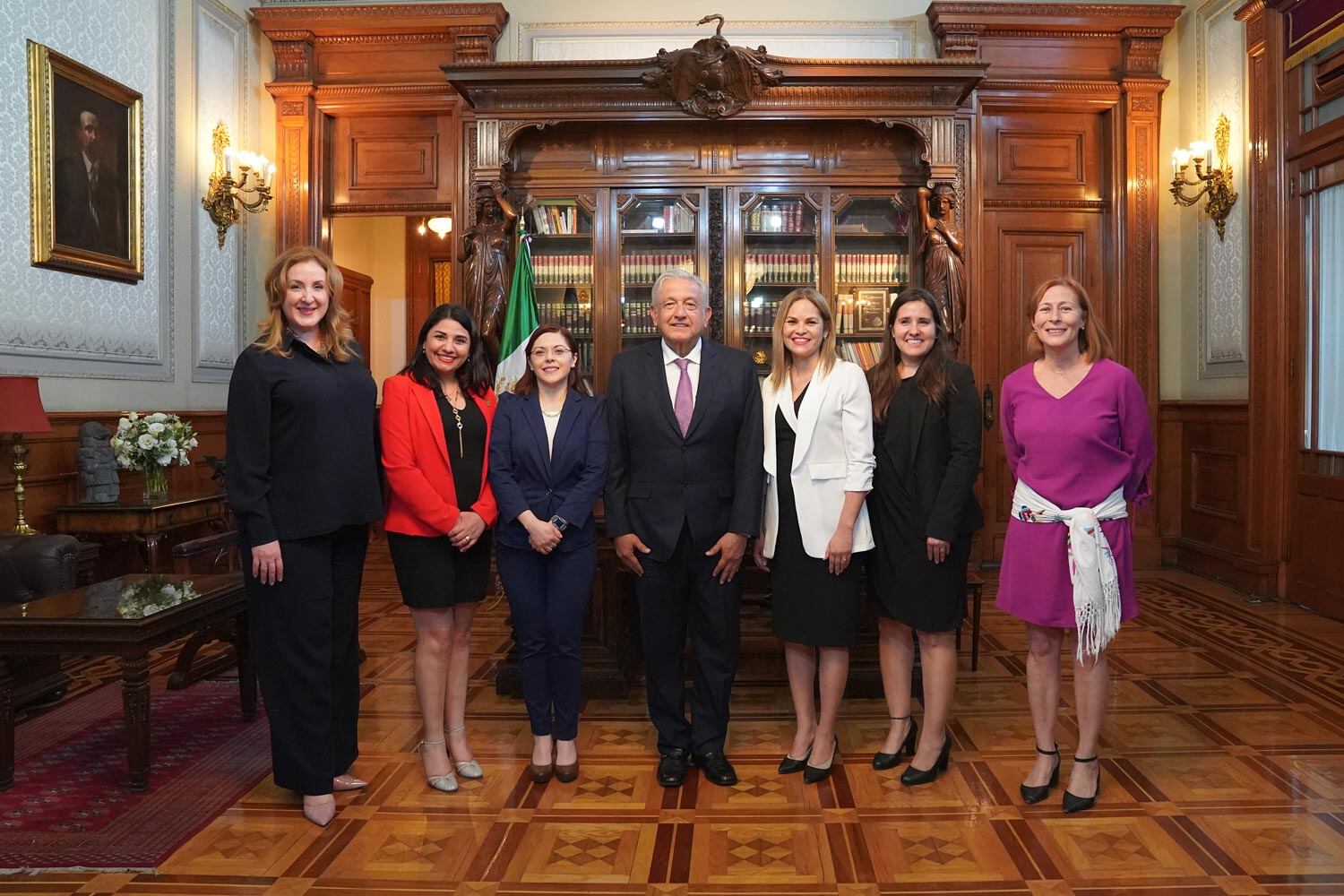 AMLO con Tatiana Clouthier y empresarias de Nuevo León