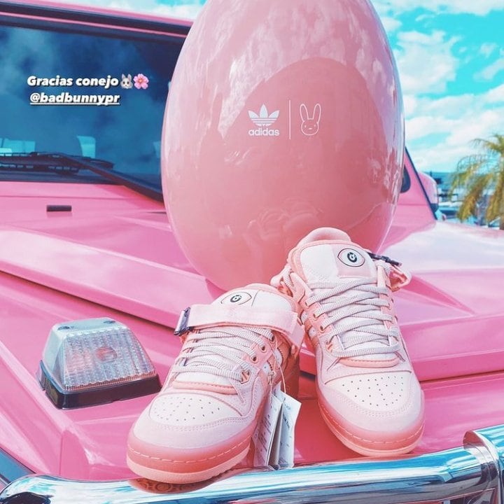 Karol G con los 'Adidas x Bad Bunny'