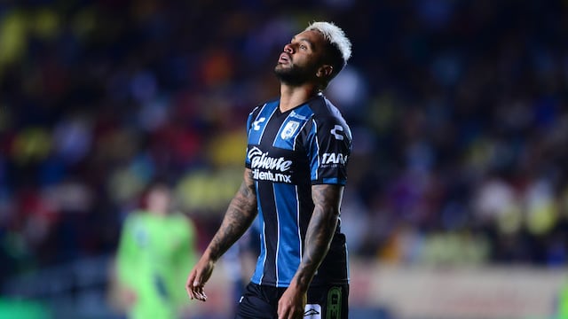 Velázquez se lamenta en un partido de Gallos