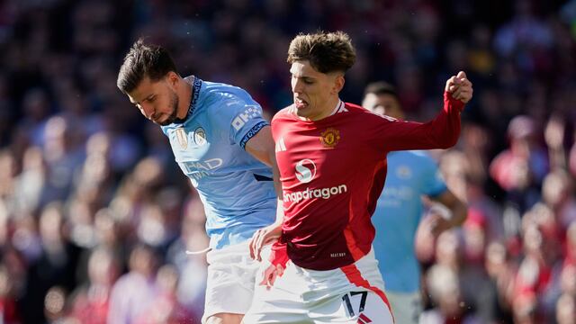 Ruben Dias y Alejandro Garnacho en el Derbi de Manchester.