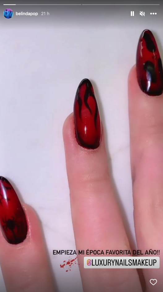 Belinda muestra sus uñas con temática de Halloween.