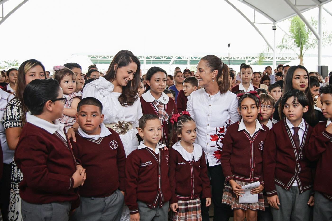 Claudia Sheinbaum entrega de becas Rita Cetina