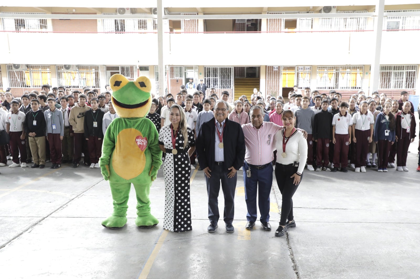 Andrés Mijes convive con estudiantes de la Secundaria 94 Santos Degollado