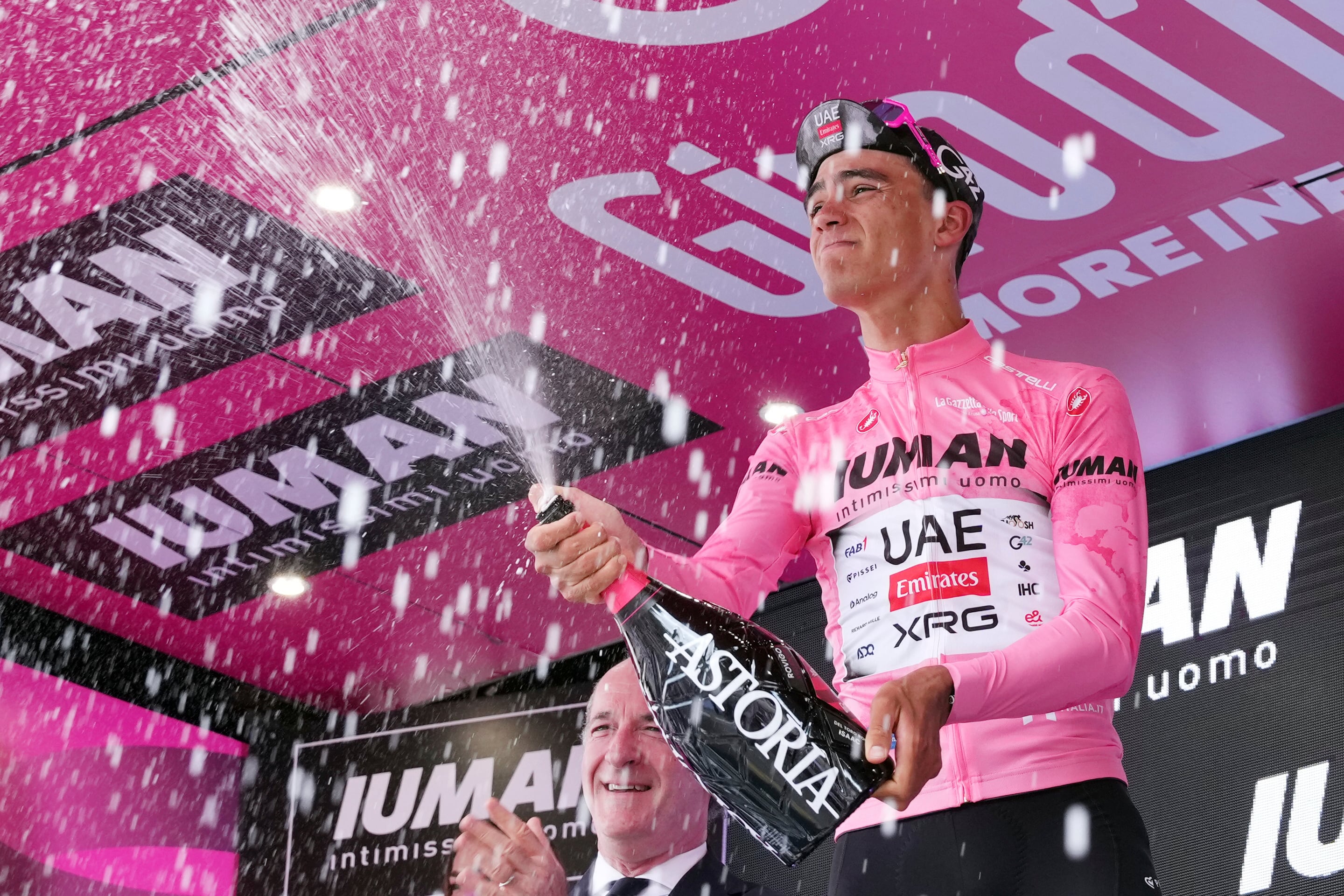 Isaac del Toro celebra tras la etapa 13 del Giro de Italia.