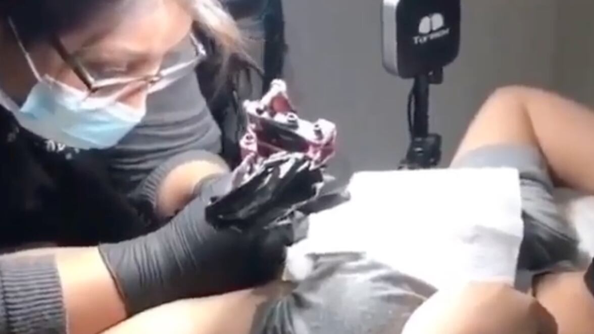 Mejores amigas se tatúan la CURP de la otra (VIDEO)