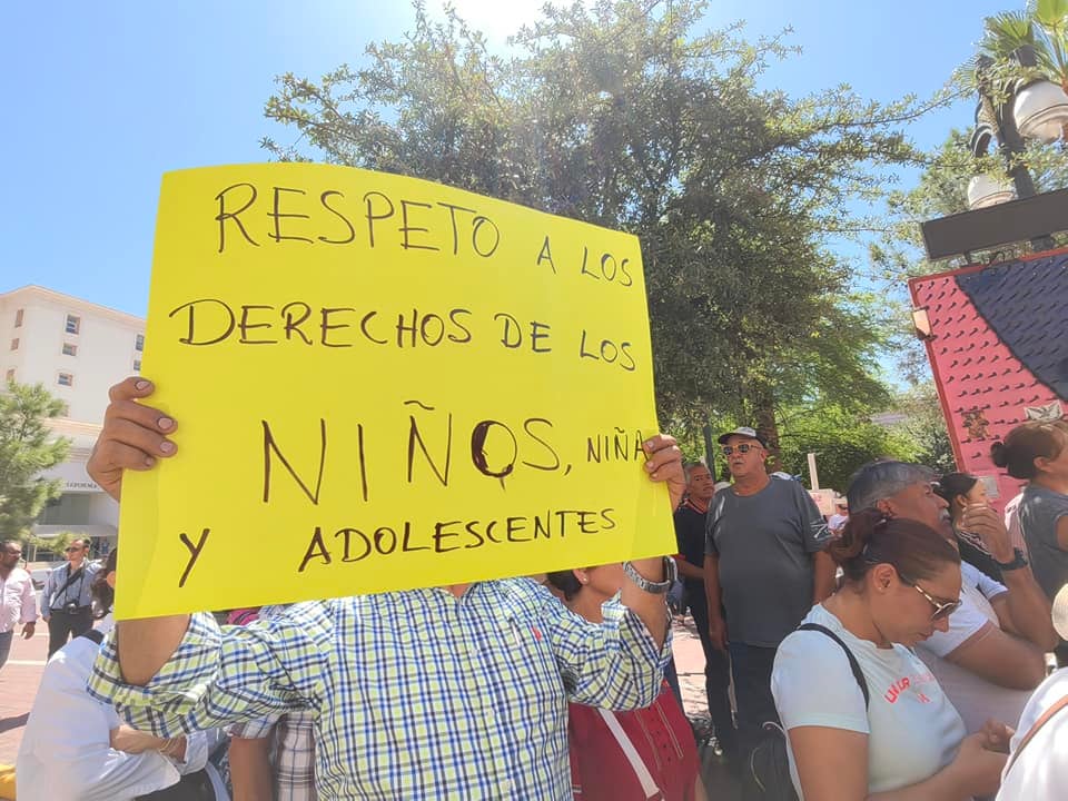 Se manifiestan por nuevos libros de la SEP en Chihuahua