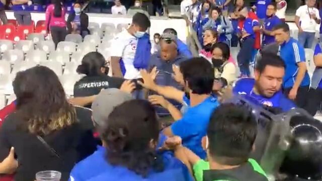 Un par de aficionados de Cruz Azul protagonizaron brutal pelea en el Estadio Azteca.