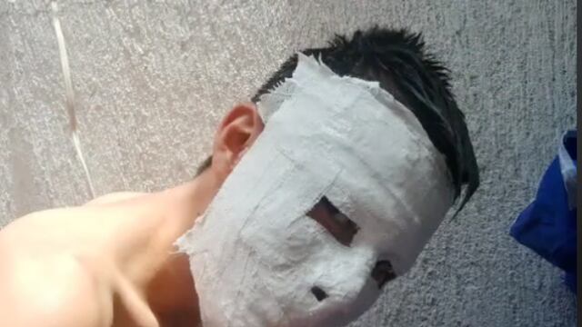 Hace máscara de yeso...sale mal