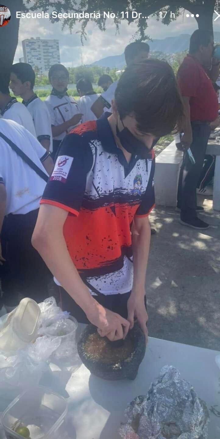 Alumnos toman taller de carne asada en Monterrey.