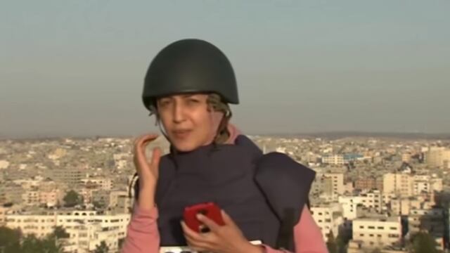 Reportera presencia bombardeo en Gaza durante transmisión en vivo