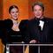 Selena Gómez sufre accidente con su tacón en los SAG Awards 2022; entrega premio descalza (VIDEO)