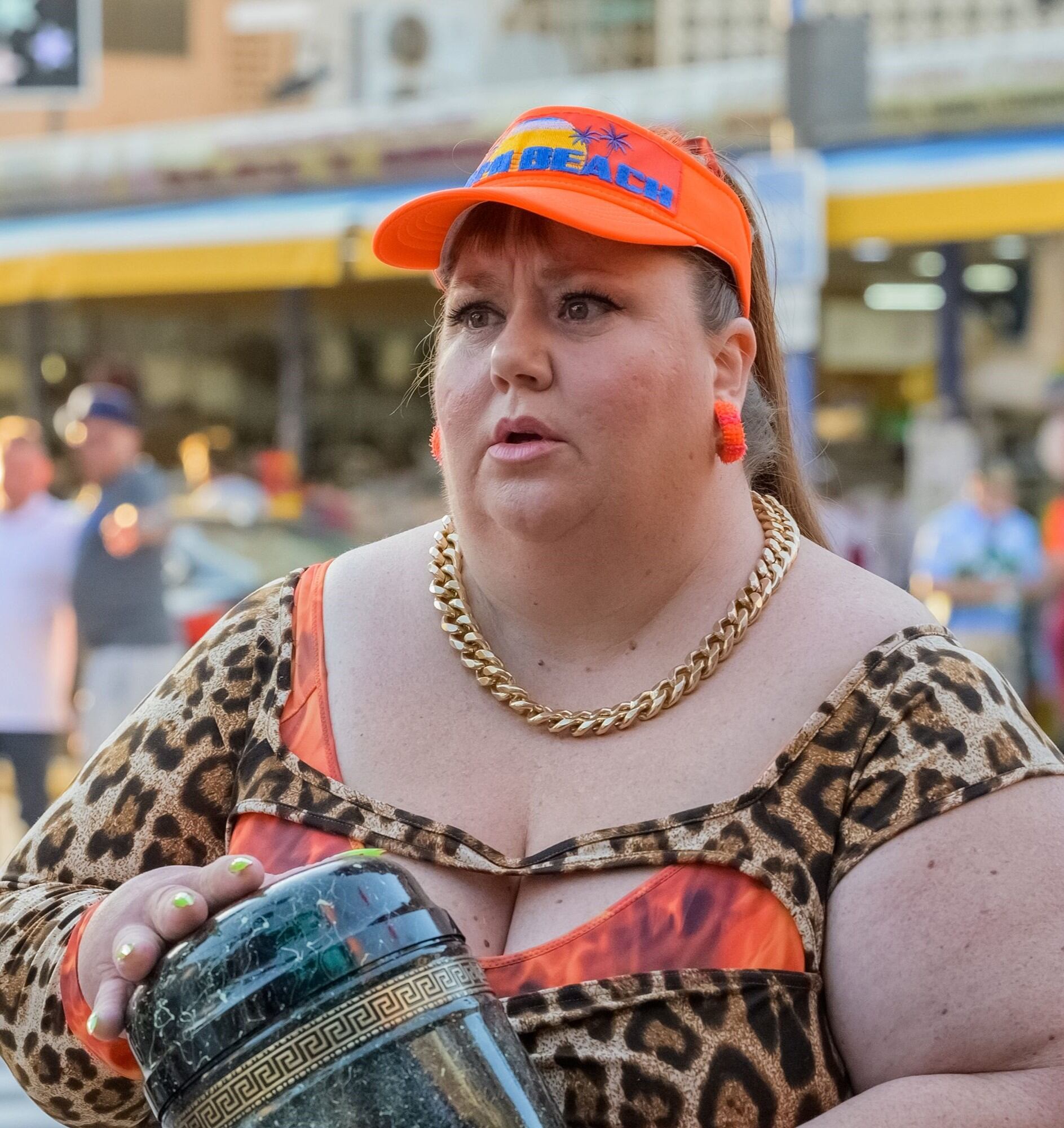 Itziar Castro como Choni en la serie Por H o por B