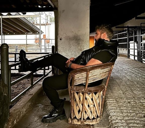 Alejandro Fernández recorre el rancho ‘Los tres Potrillos’